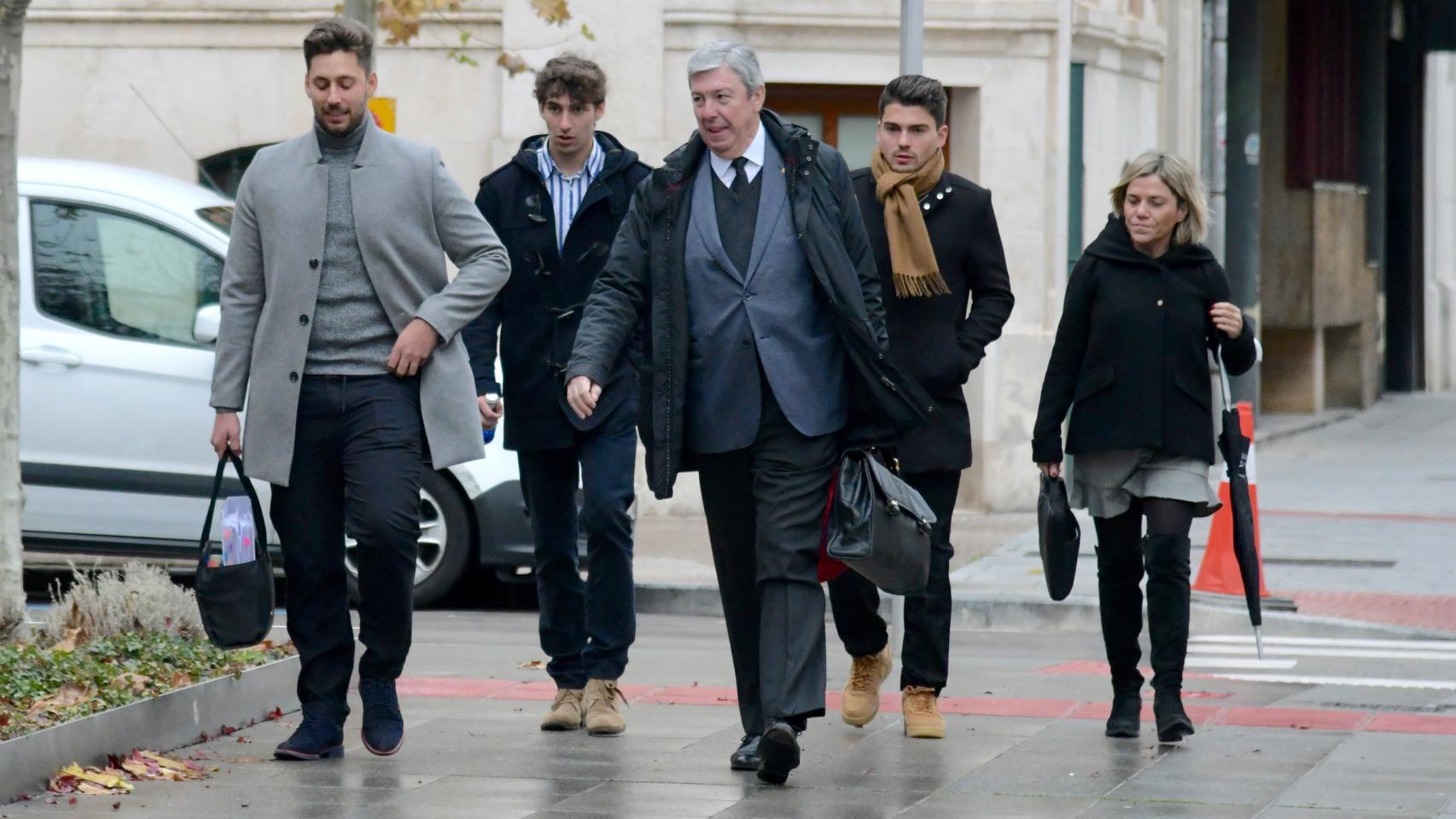 Raúl Calvo (2D), Víctor Rodríguez (I), y Carlos Cuadrado (2I), acompañados por los abogados de los dos primeros, a su llegada al juzgado en foto de 2019