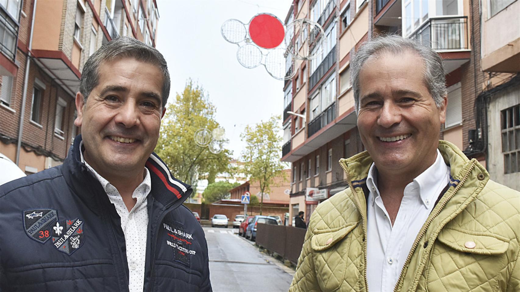 Fernando (izquierda) y Ángel (derecha), con las luces de fondo
