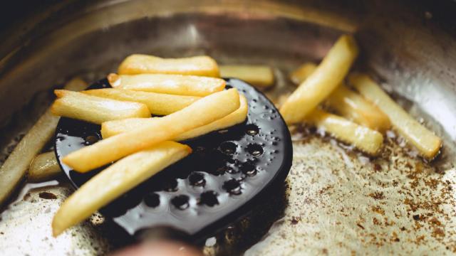 Unas patatas fritas en una sartén.