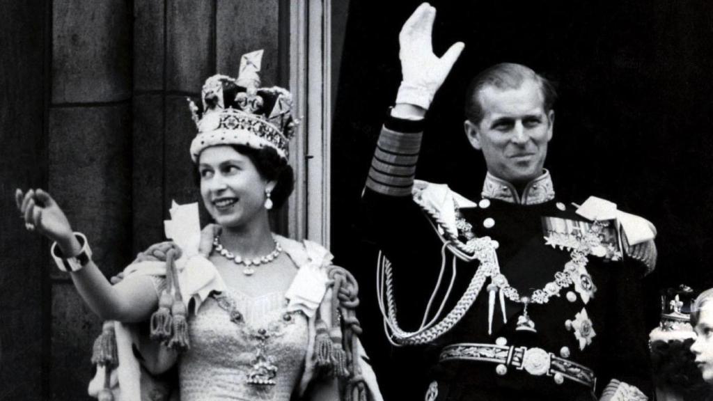 Isabel II y el duque de Edimburgo tras la coronación de la reina.