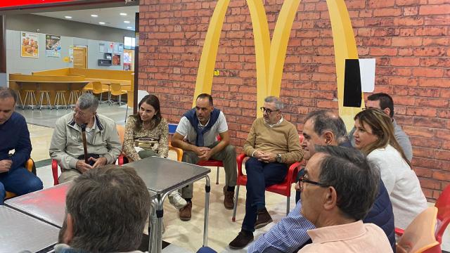 Afiliados de Cs Alicante celebran una reunión en una hamburguesería de la ciudad.