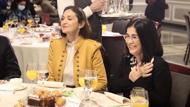 La ministra de Industria, Reyes Maroto (i), y Carolina Darias (d), en un acto el pasado mes de abril.