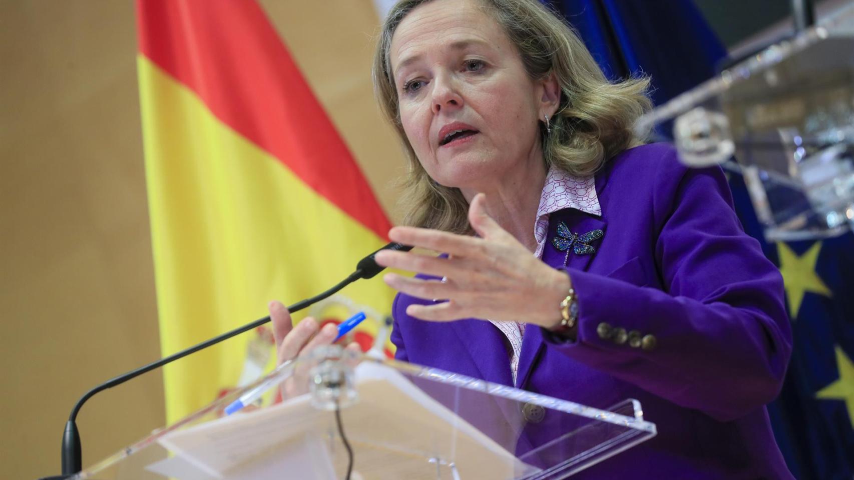 Nadia Calviño, vicepresidenta primera del Gobierno, durante una rueda de prensa con el comisario de Competencia de la Comisión Europea, Margrethe Vestager, este viernes.