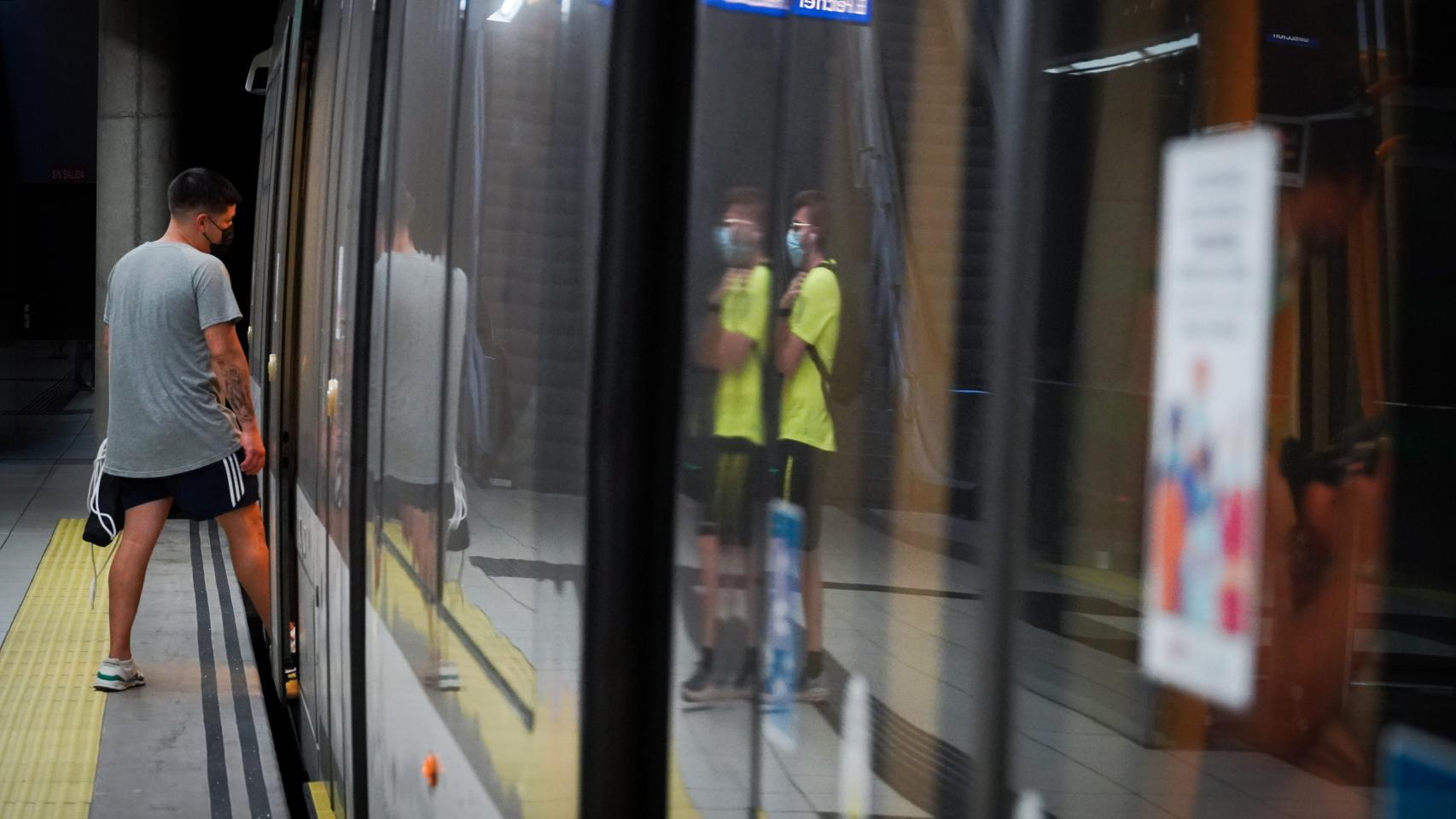 Un viajero sube a uno de los trenes del Metro de Málaga.