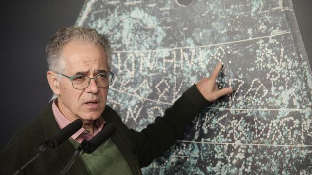 El lingüísta Joaquín Gorrochategui explica las inscripciones encontradas en la mano de Irulegui.