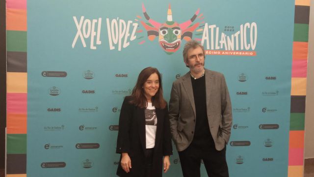 La alcaldesa Inés Rey y el músico Xoel López.
