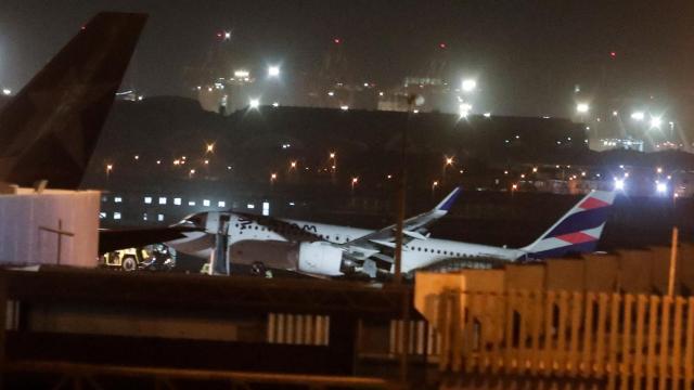 Uno de los aviones de la compañía LATAM en el aeropuerto de Lima (Perú).