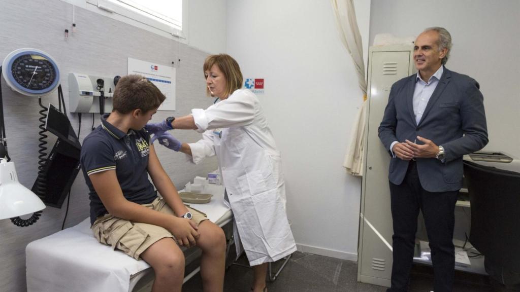 El consejero de Sanidad de la Comunidad de Madrid, Enrique Ruiz Escudero, visita un centro de salud madrileño.