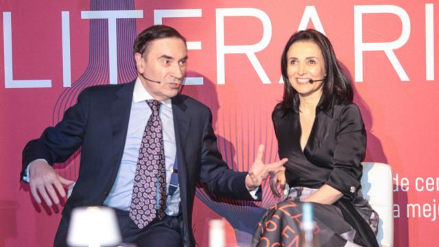 Pedro J. Ramírez y Cruz Sánchez de Lara, durante la presentación de sus libros en Alicante.