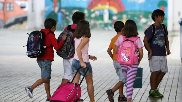Niños y niñas, en un colegio.