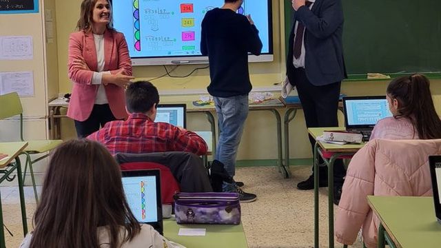 La consejera de Educación, Rocío Lucas, con alumnos en un aula