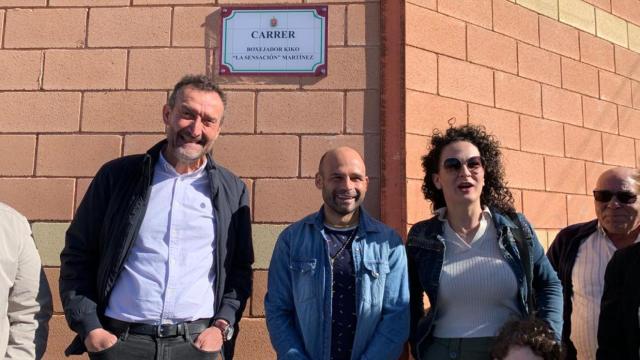 Un momento del acto de este sábado que ha contado con la presencia del alcalde, la mujer, hijas y hermana del púgil.