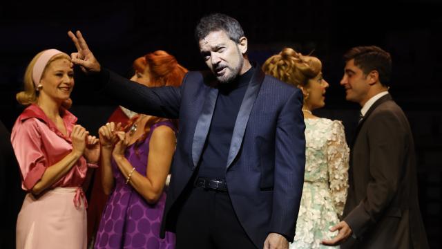 El actor y director Antonio Banderas (c), junto a otros miembros del elenco de 'Company'. Foto:  J.J. Guillén (Efe)