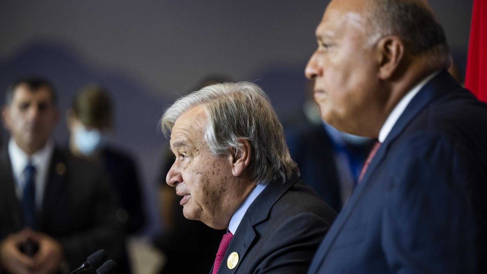 El secretario general de Naciones Unidas, António Guterres, y el presidente de la COP y ministro de Exteriores egipcio, Sameh Shoukry, durante la última jornada de la cumbre.