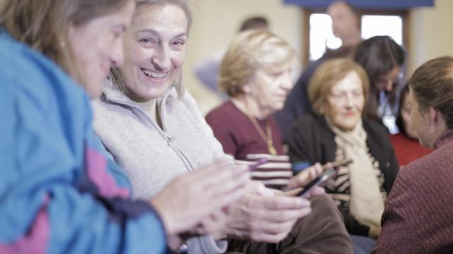 Imagen de archivo cedida por Cibervoluntarios de unas personas mayores en una reunión de la fundación.