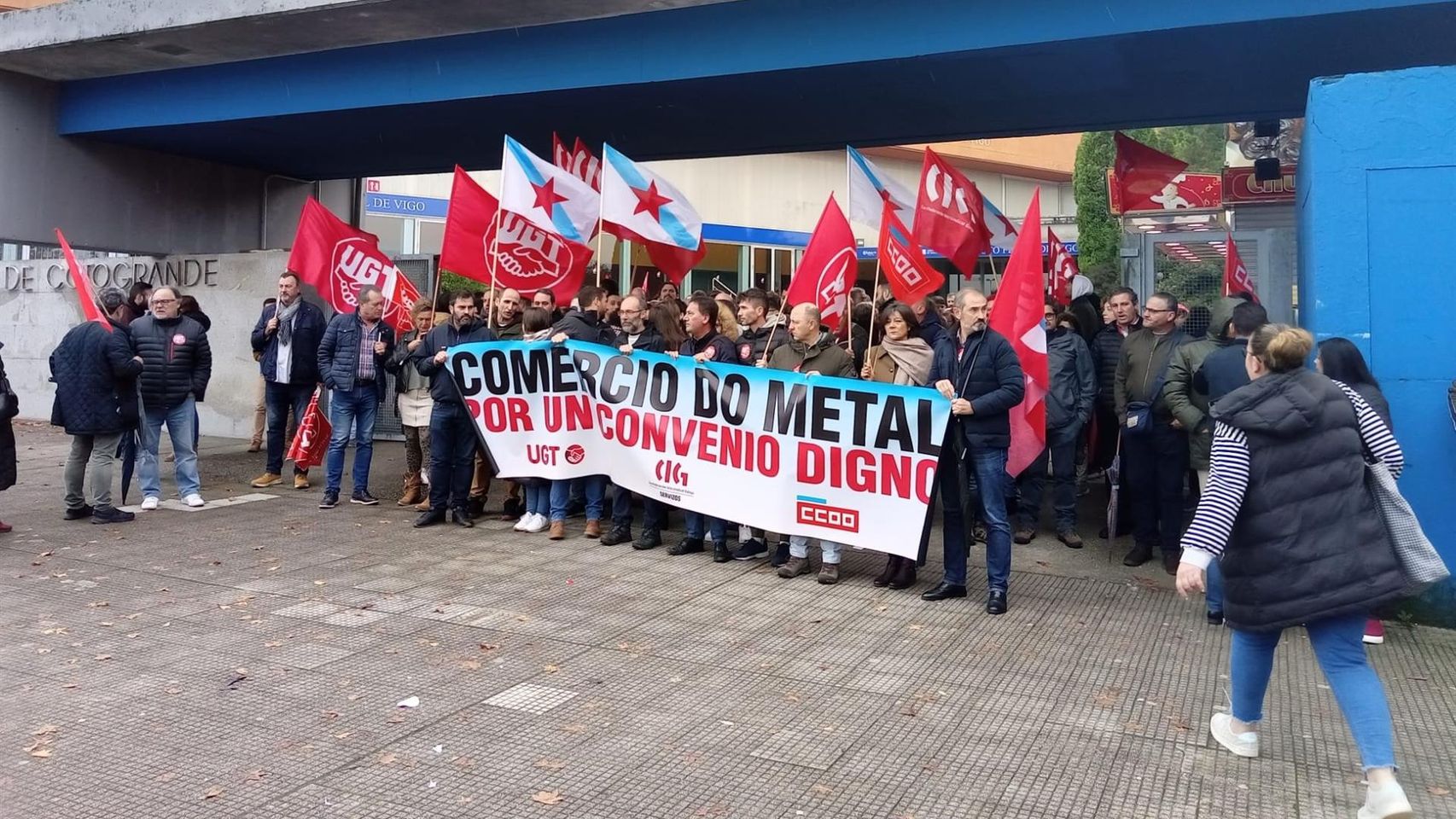 Decenas de trabajadores del comercio del metal de Pontevedra se concentran en Vigo para pedir un convenio digno en noviembre de 2022.