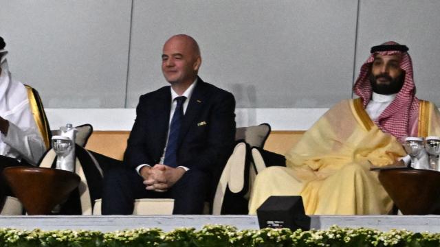 Gianni Infantino, junto con Mohamed Bin Salman, entre otros, en el partido entre Ecuador y Qatar.