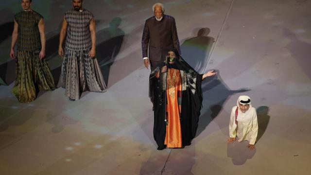 Morgan Freeman y Ghanim al Muftah durante la ceremonia de apertura del Mundial de Qatar 2022