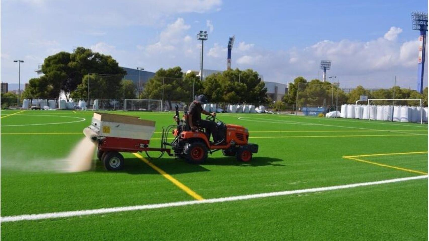 Cambio de un césped artificial en una instalación de Alicante.
