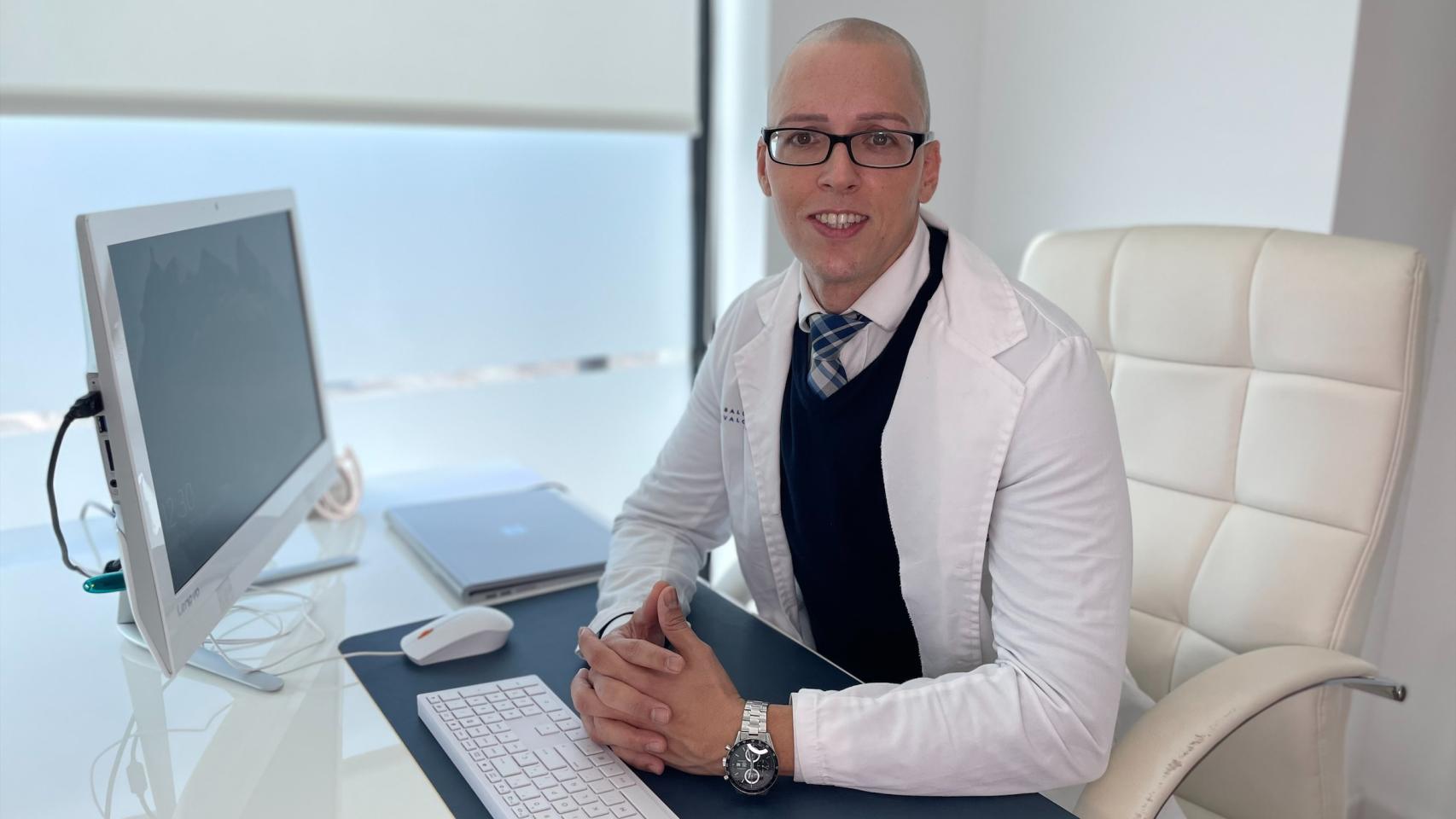 El doctor Alejandro Molina, en su clínica de Valencia.