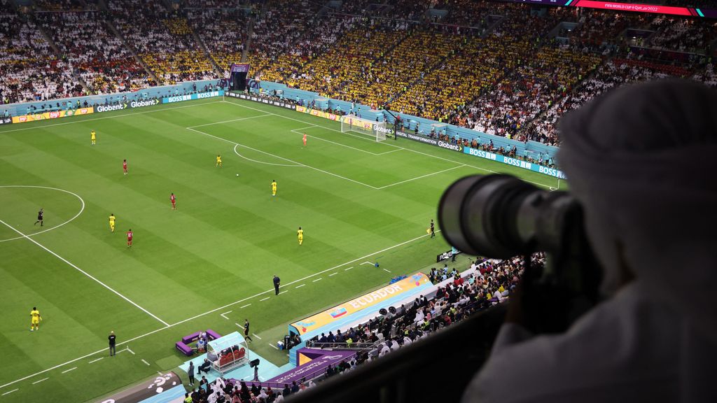 Un fotógrafo trabajando desde el Estadio Al Bayt durante el Qatar - Ecuador