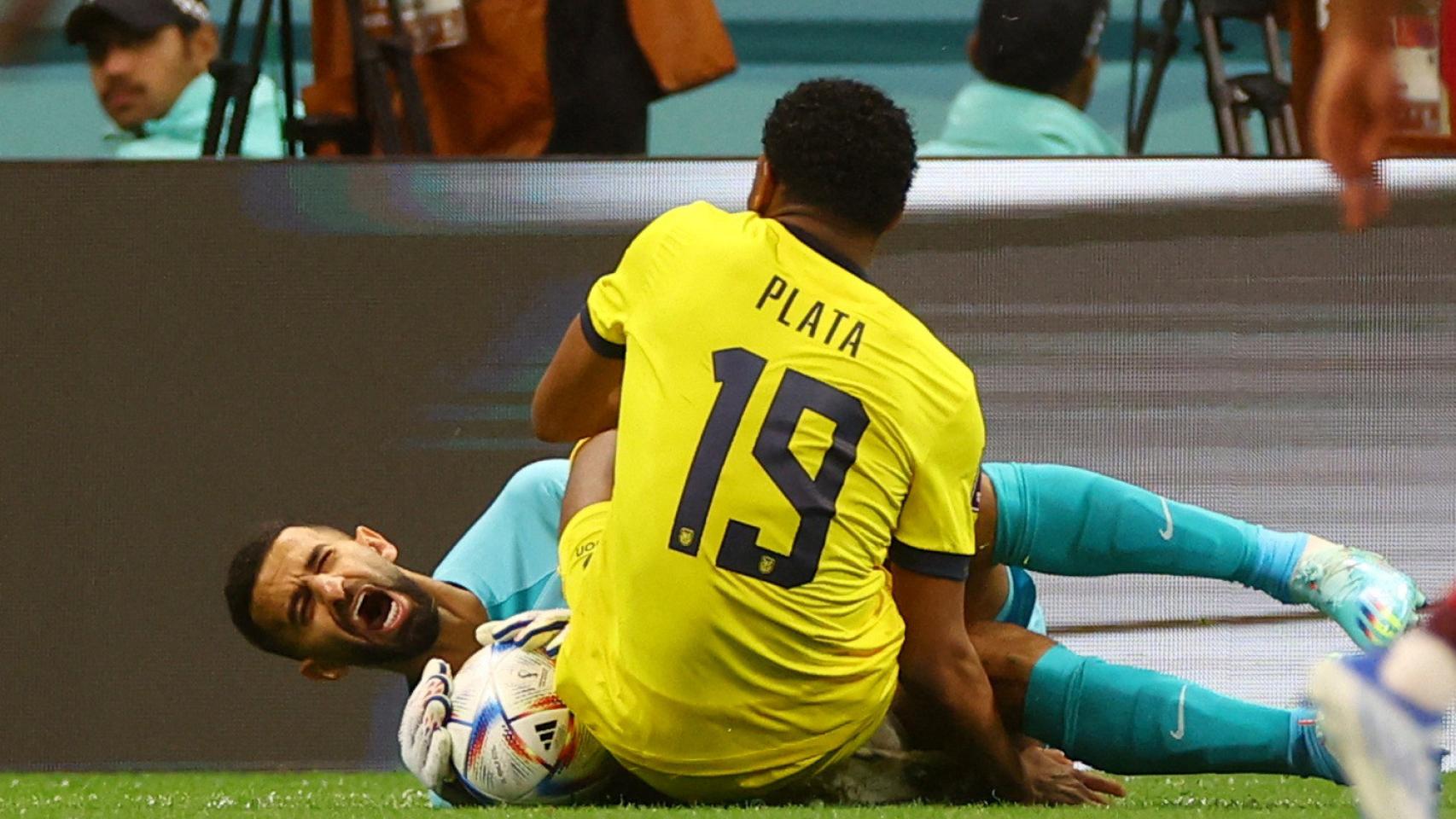 Plata y Saad Al-Sheeb chocan en la disputa de un balón