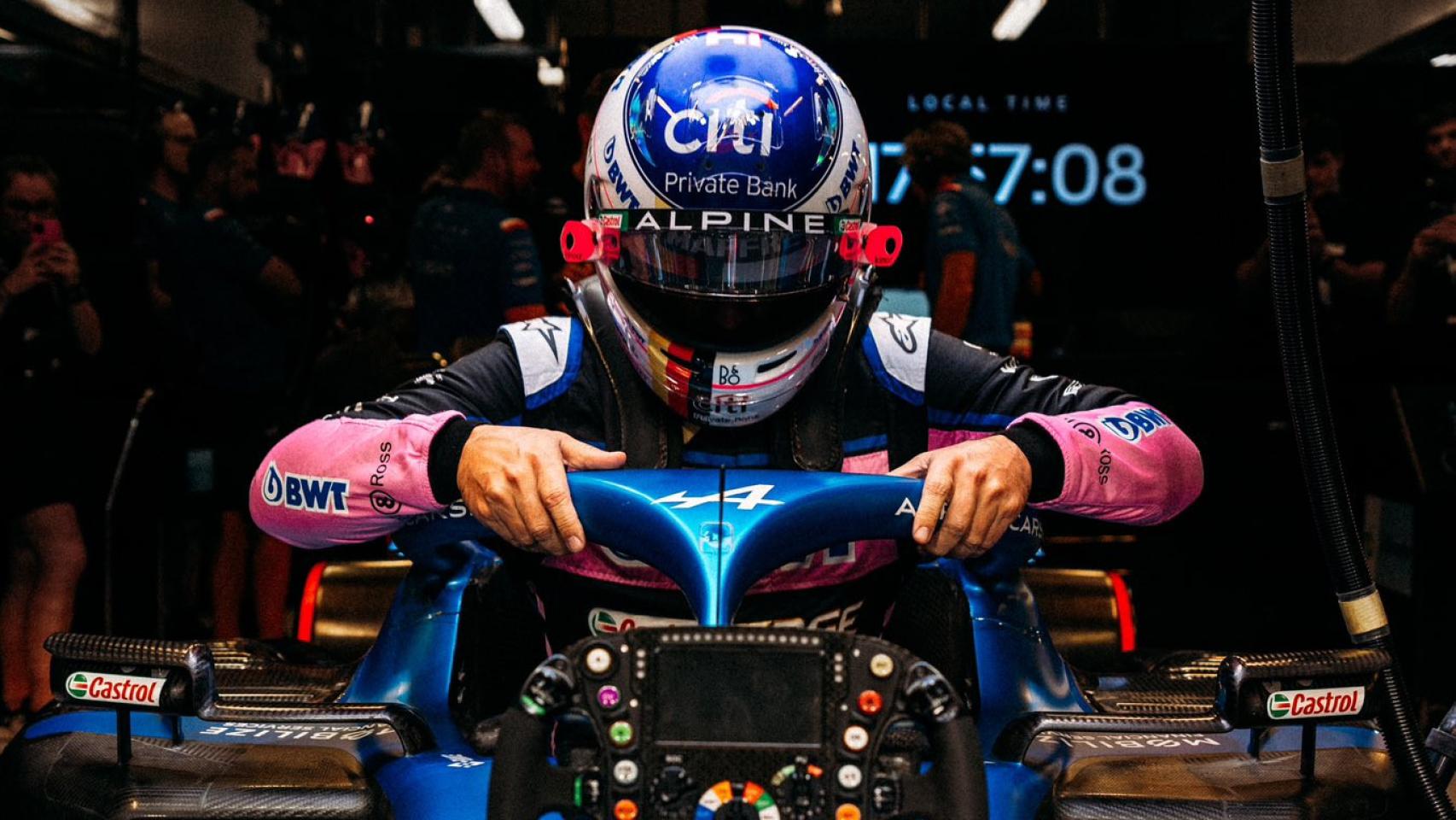 Fernando Alonso bajándose del monoplaza tras haber abandonado.