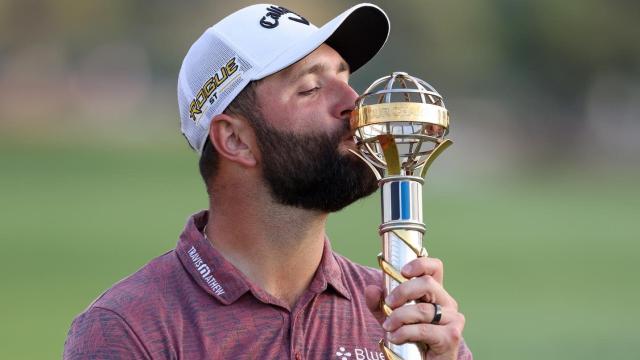 Jon Rahm besa el trofeo del DP World Tour Championship de Dubai