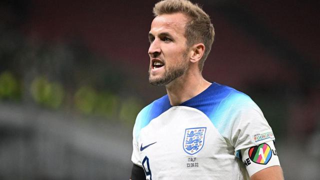 Harry Kane, con la selección de Inglaterra llevando el brazalete arcoíris