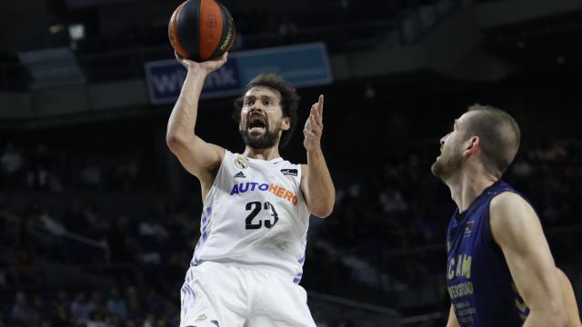 Llull anota una canasta frente a UCAM Murcia.