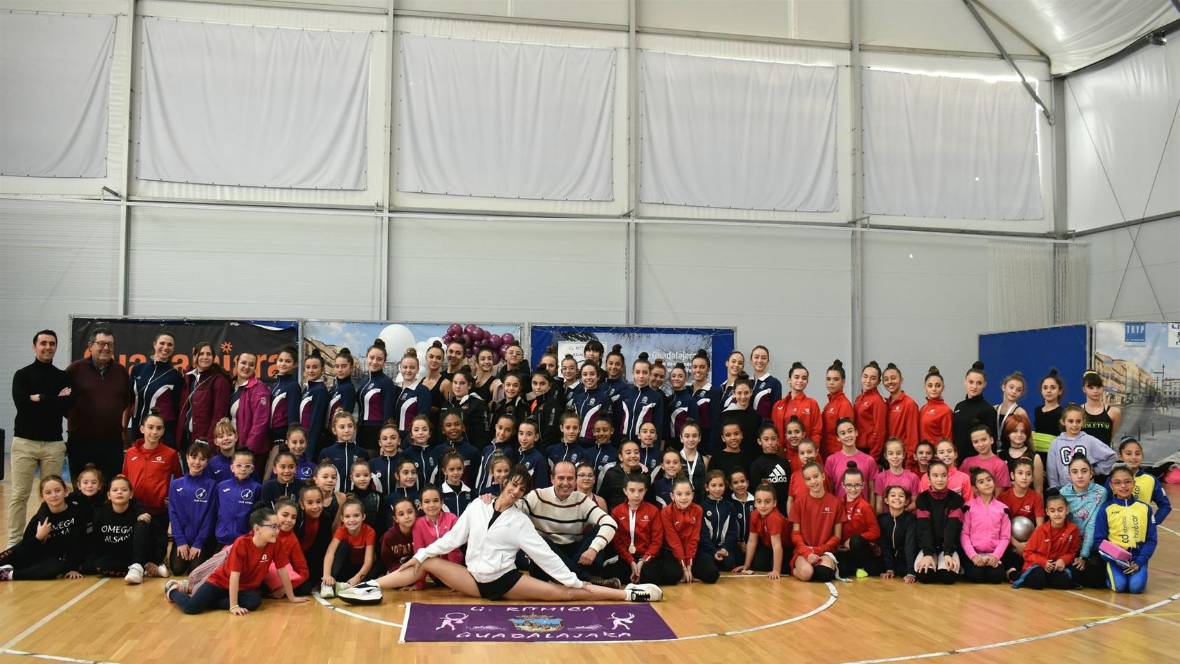 La deportista olímpica Almudena Cid reúne en Guadalajara a un centenar de gimnastas