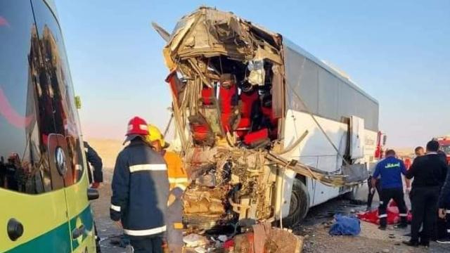 El autobús partido por la mitad tras chocar con un camión en el este de Egipto este domingo.