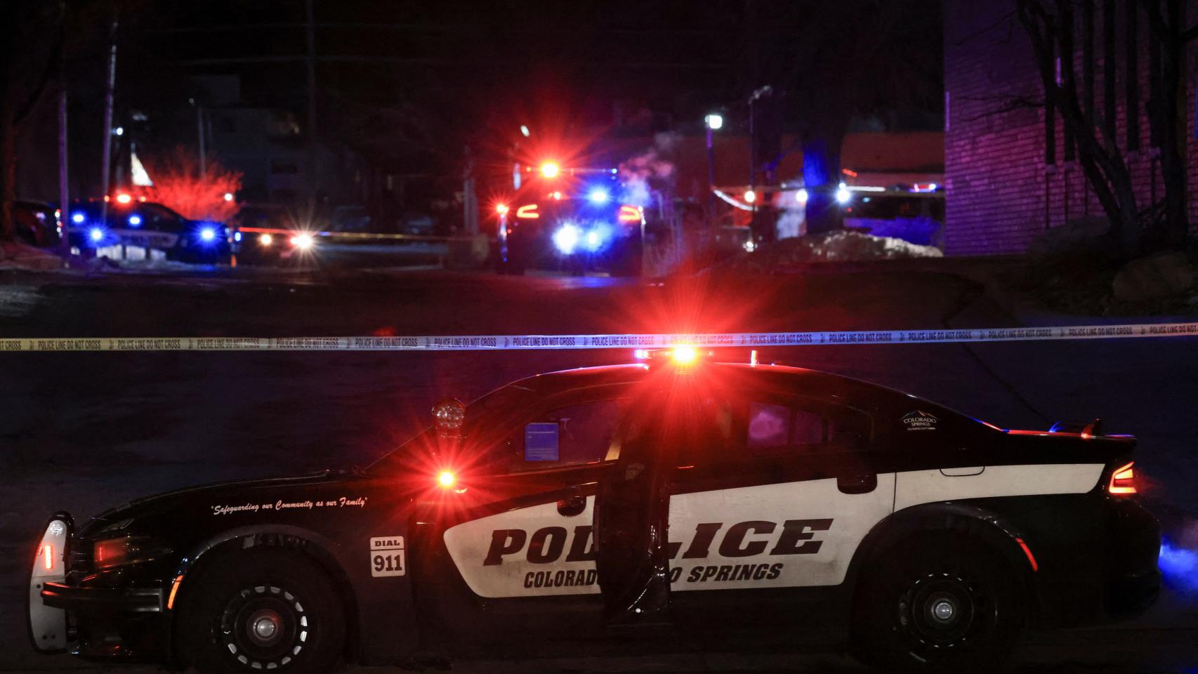 Un coche de policía en el lugar del tiroteo en un pub gay en Colorado ocurrido este sábado.