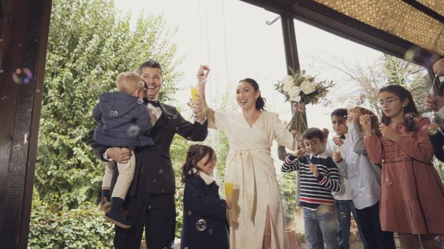Alberto y Patricia brindan junto a sus hijos Mara y Pablo.