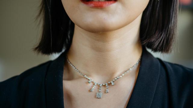 En qué fijarse a la hora de comprar una joya para regalar, según los expertos.