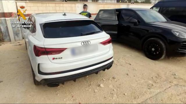 Imágenes de la intervención de los agentes de la Guardia Civil.