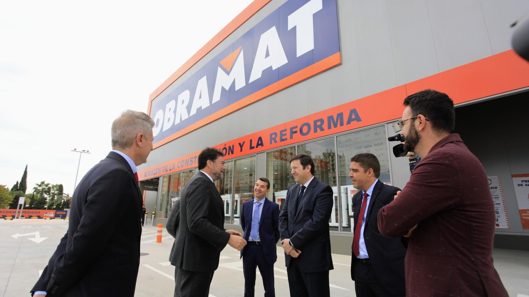 Visita del alcalde y el concejal de Urbanismo a las instalaciones de Obramat, este lunes.