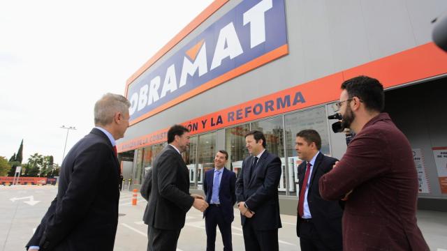 Visita del alcalde y el concejal de Urbanismo a las instalaciones de Obramat, este lunes.