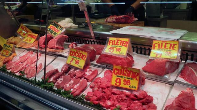 Precios en una carnicería, en imagen de archivo.
