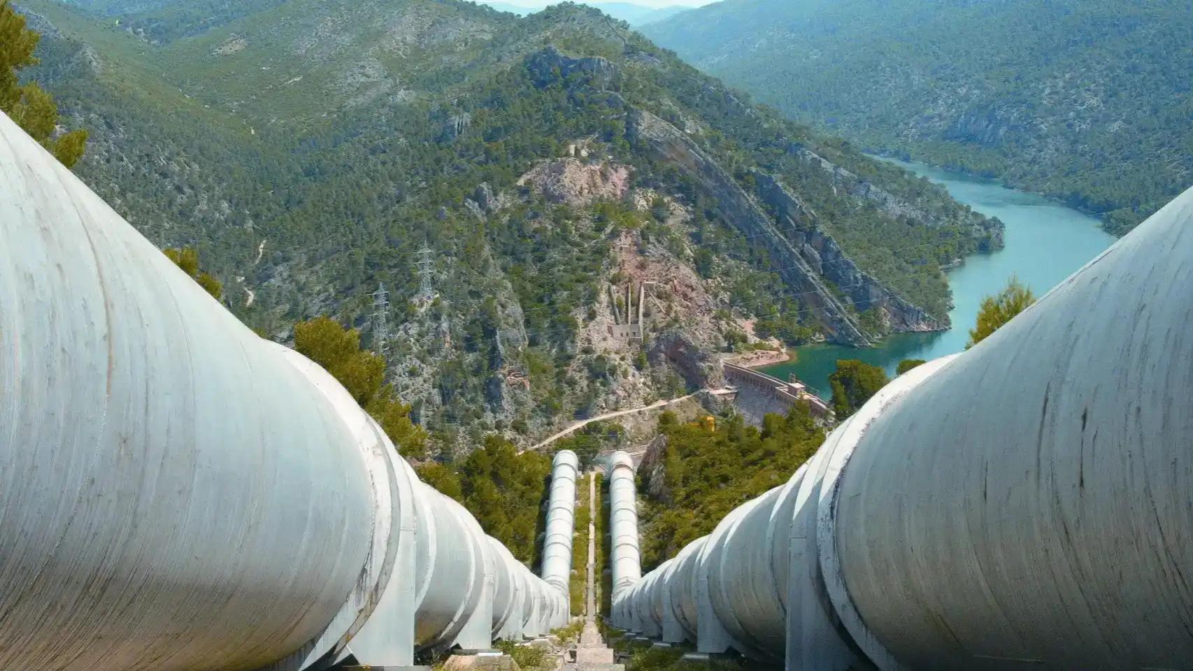 Tuberías del impulsión del trasvase desde el pantano El Bolarque.
