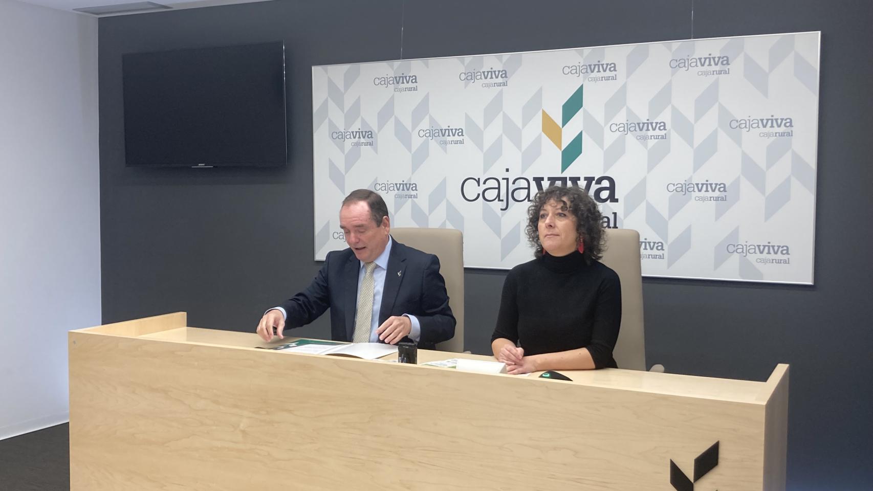 Ramón Sobremonte, director de Caja Viva junto a Rosalía Santaolalla, presidente de la Asociación de Prensa de Burgos