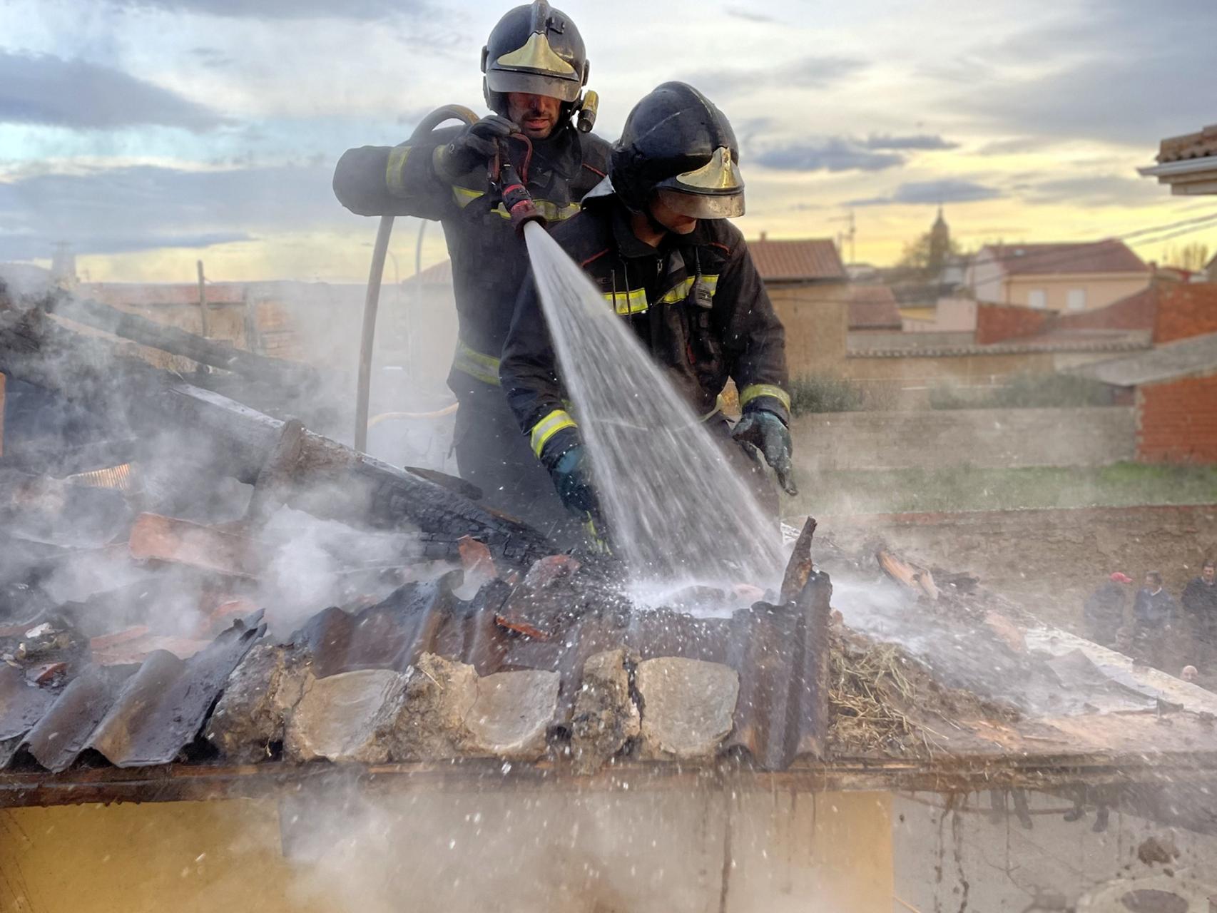 Los bomberos apagan el fuego
