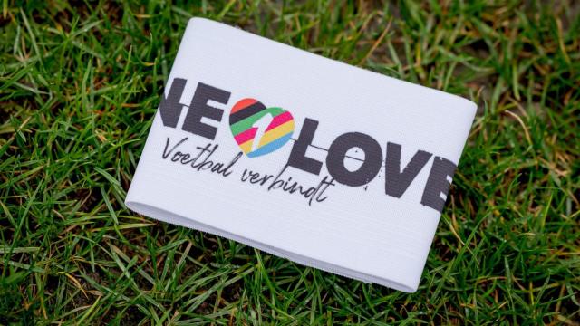 Brazalete arcoíris de la selección de Países Bajos