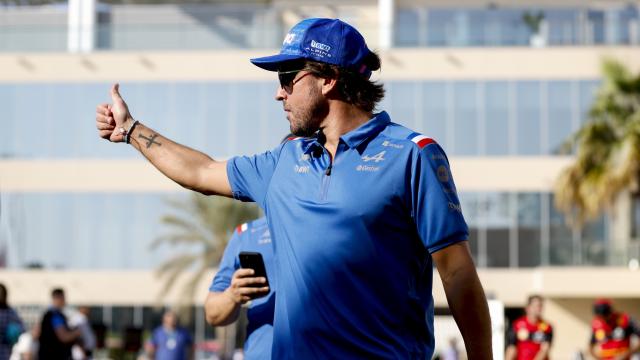 Fernando Alonso hace un gesto de OK