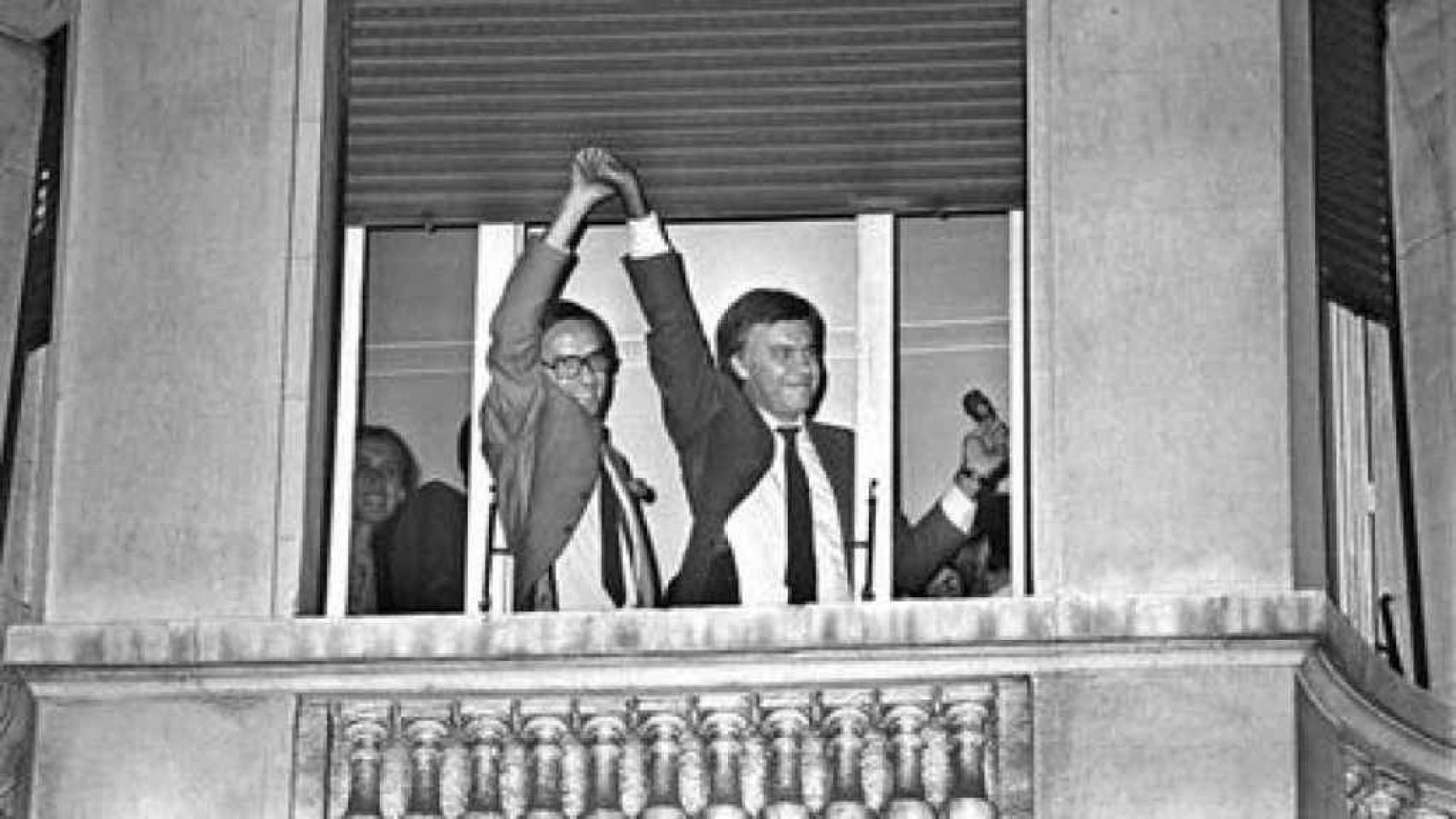 Alfonso Guerra y Felipe González celebran la victoria electoral socialista de octubre de 2022
