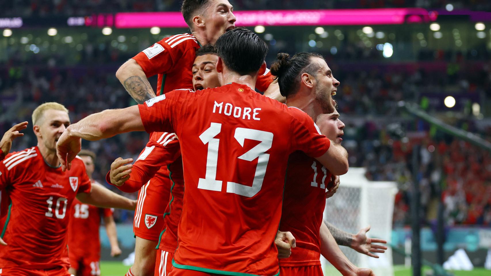 Piña de los jugadores de la selección de Gales para celebrar el gol de Gareth Bale