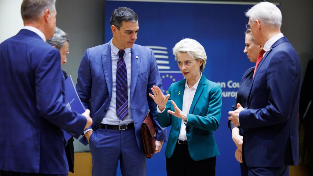 Pedro Sánchez conversa con Ursula von der Leyen durante un Consejo Europeo, celebrado en Bruselas.