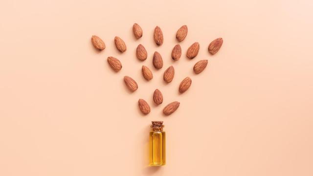 Las almendras no solo matan el gusanillo: su increíble poder en cosmética.