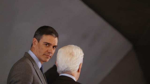 El presidente del Gobierno, Pedro Sánchez, tras intervenir en la clausura del acto 'Infancia y futuro. Voces y miradas en tiempo de crisis'.