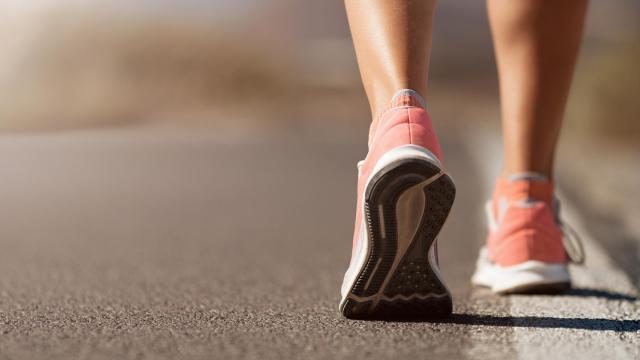Una joven haciendo ejercicio.